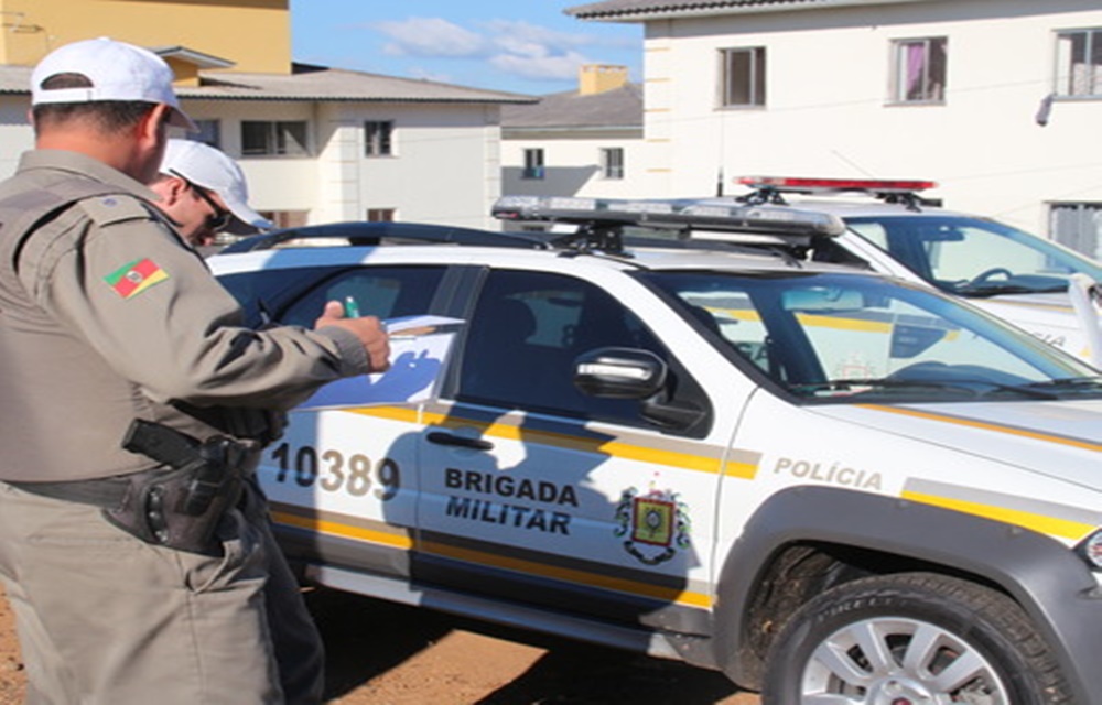 Ir para  <p>Policiais Militares prenderam, neste final de semana, um homem de 29 anos, que era procurado pela Justi&ccedil;a.</p>

<p>Ele estava em uma casa, no Loteamento Poltronieri, onde&nbsp;os soldados foram verificar uma...